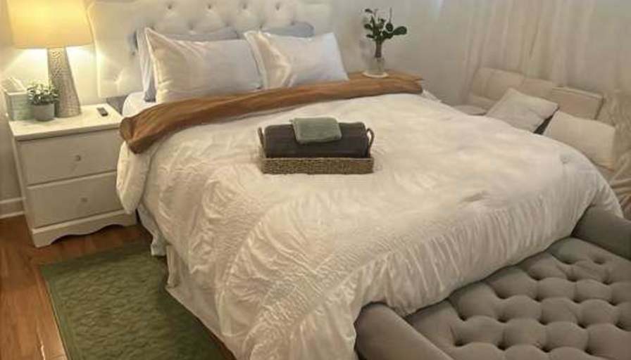 NORA  FERNANDEZ's room