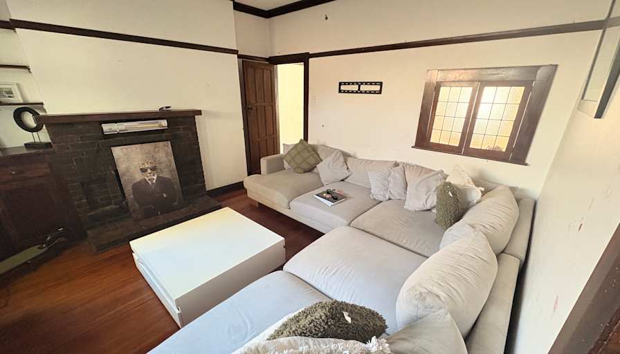 MONA TEPU's room