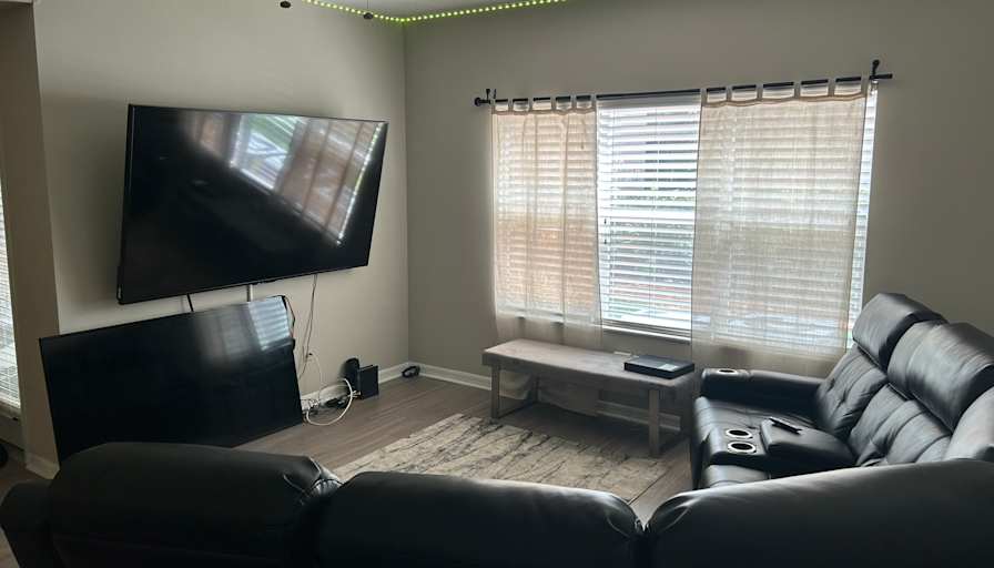 Ainsley L Blackmon's room