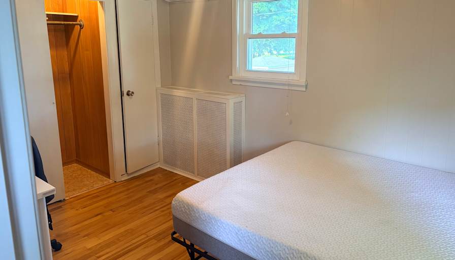 Moe's room