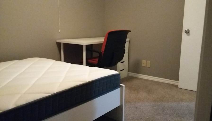 Bwood House's room