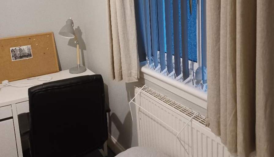 Clydebank Commuter Town to Glasgow's room