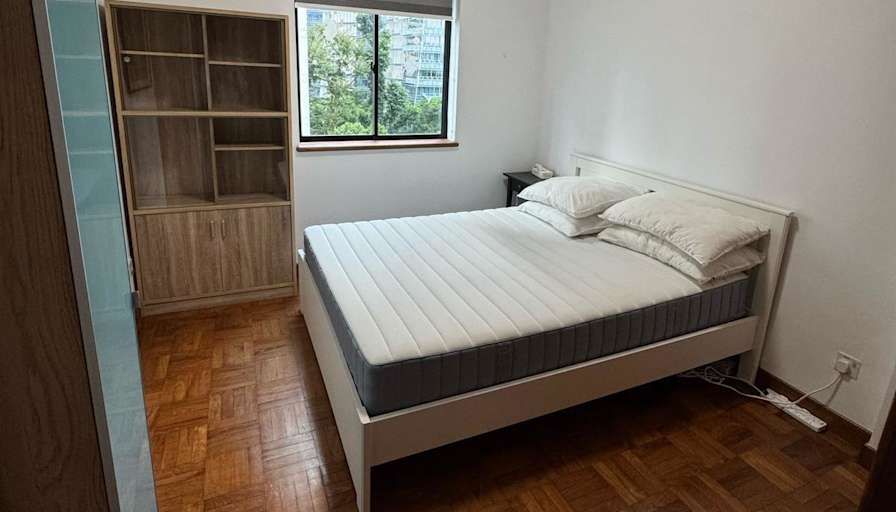 Gil M's room