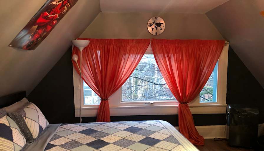 Mahnaz Shahrzad Asr's room