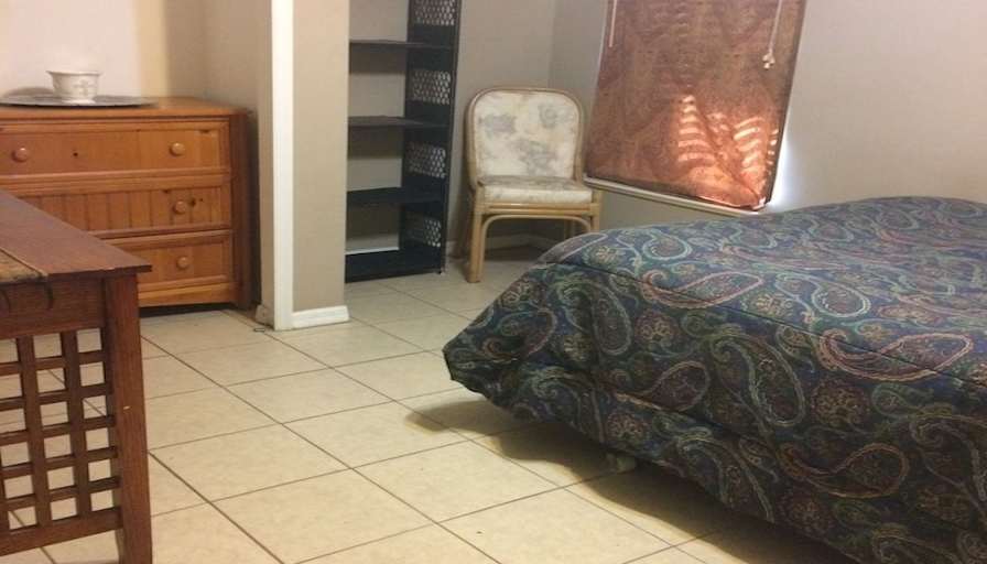 AlohaBeachArt's room