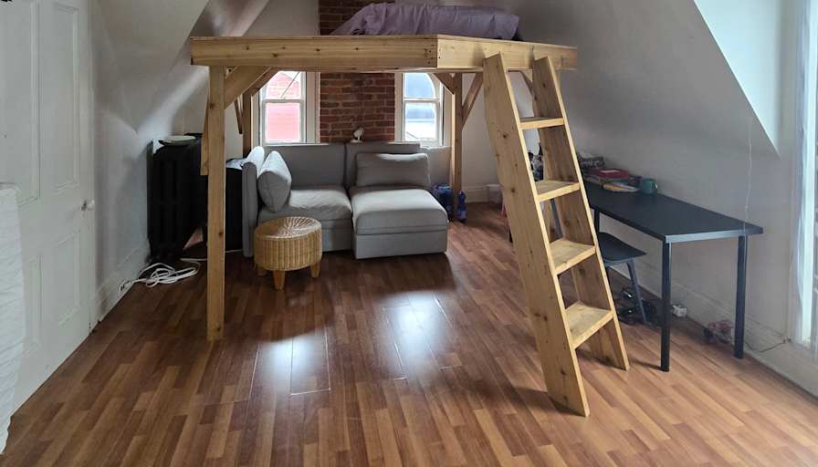 Bomi's room
