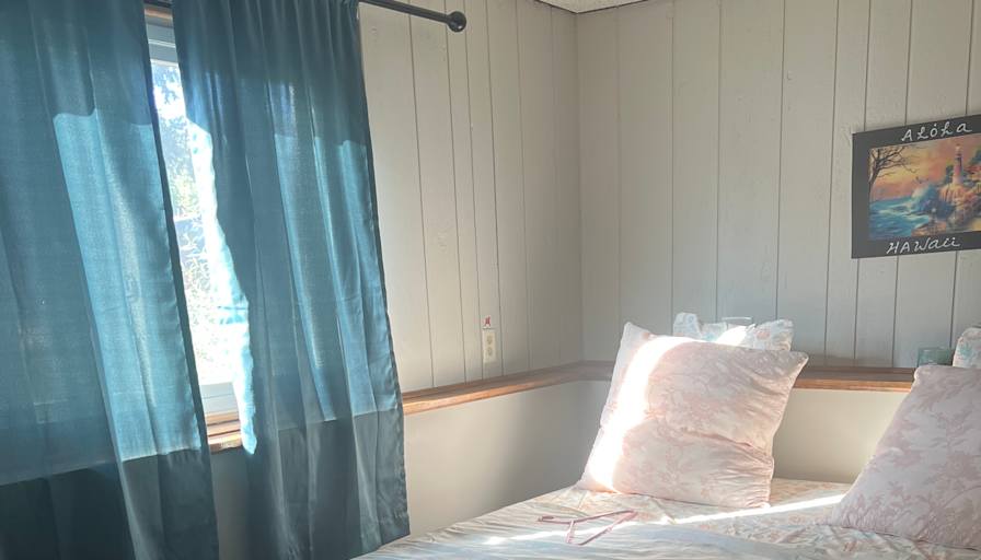 Rebecca  Thera's room