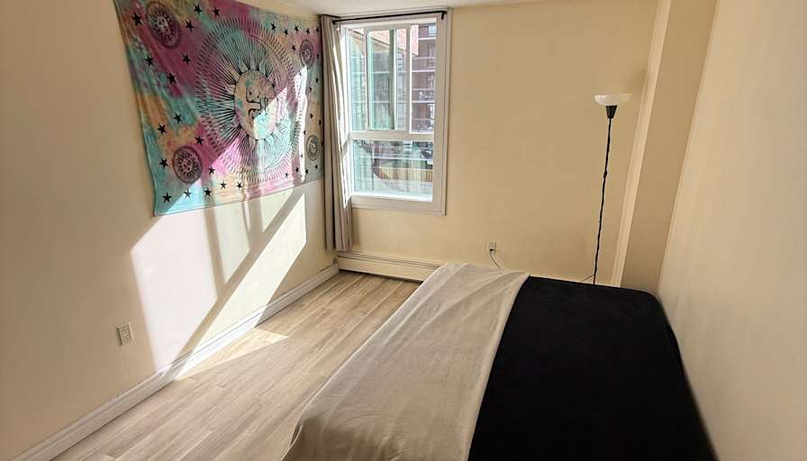 Deval's room