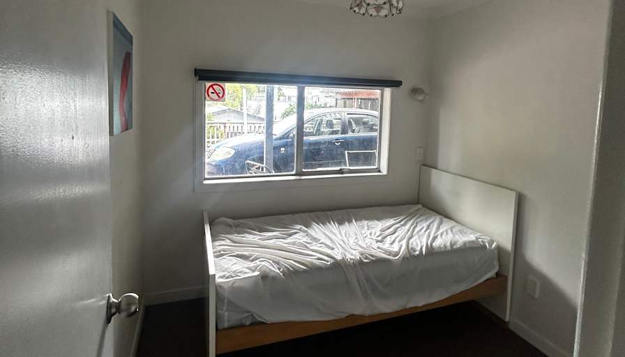 Unfurnished room in a house · Kamara Road, Stanley Point, Auckland 0602-1