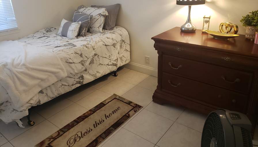 Mariel A Hernandez's room