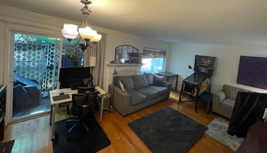 Large PRIVATE BEDROOM with Vanity Room Sink - Walk-in Closet - Danbury Connecticut's room