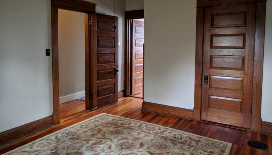 Large two level apt. in vintage home's room
