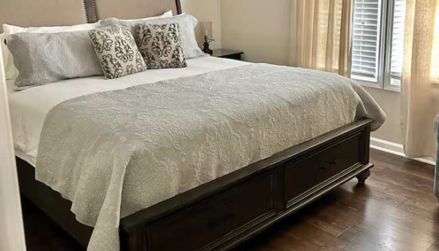 Furnished room with own bathroom in a house | Lincoln... – Roomies.com