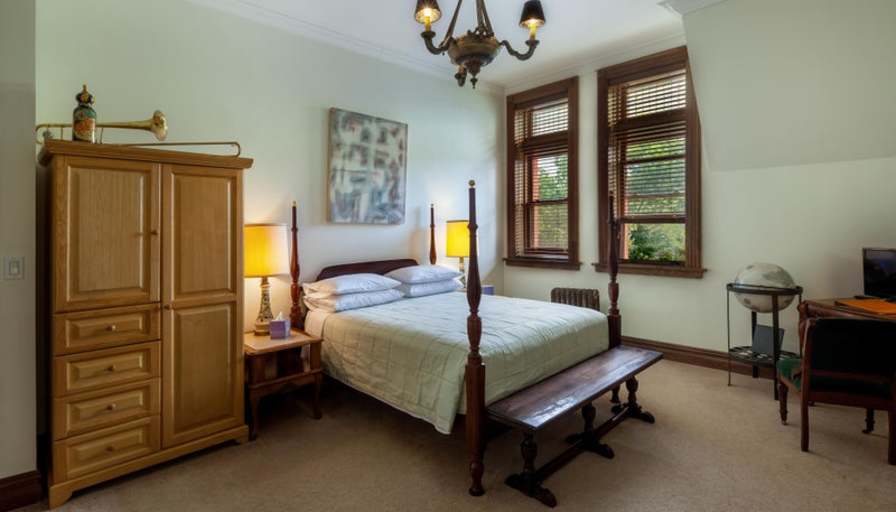 LG Private Bedroom in Manhattan's room