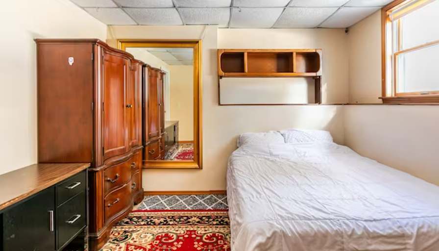 Tee Lee's room