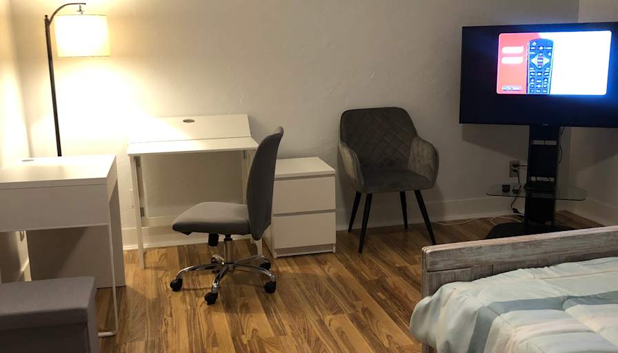 Fully Furnished's room