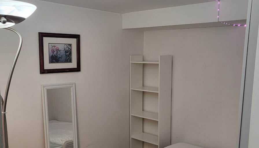John Kar's room
