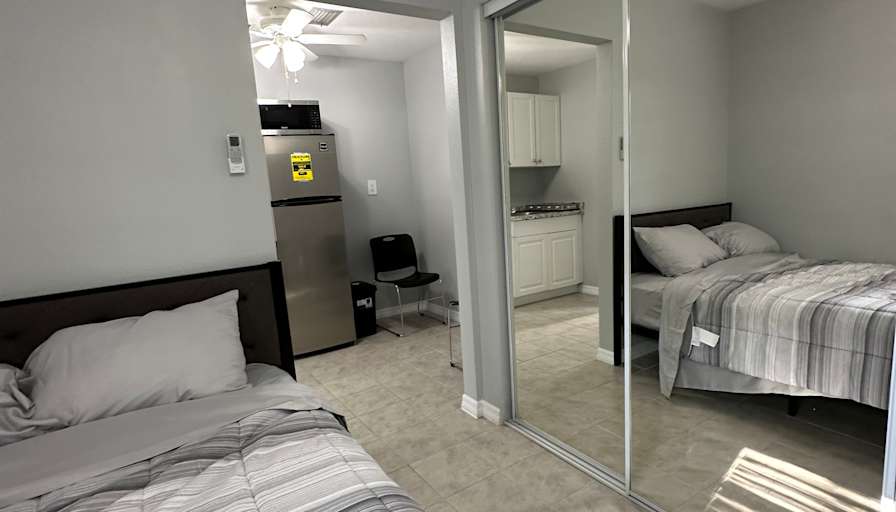 Yossi's room