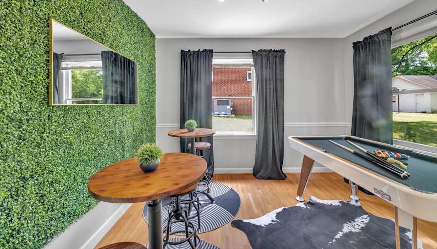 lifedoorrentals's room