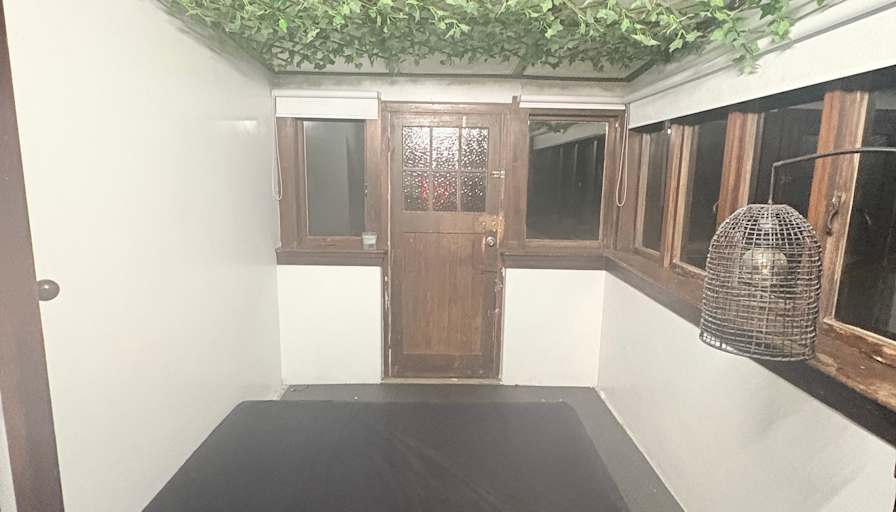 MONA TEPU's room