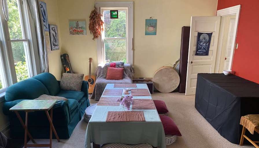Lyle Povah's room