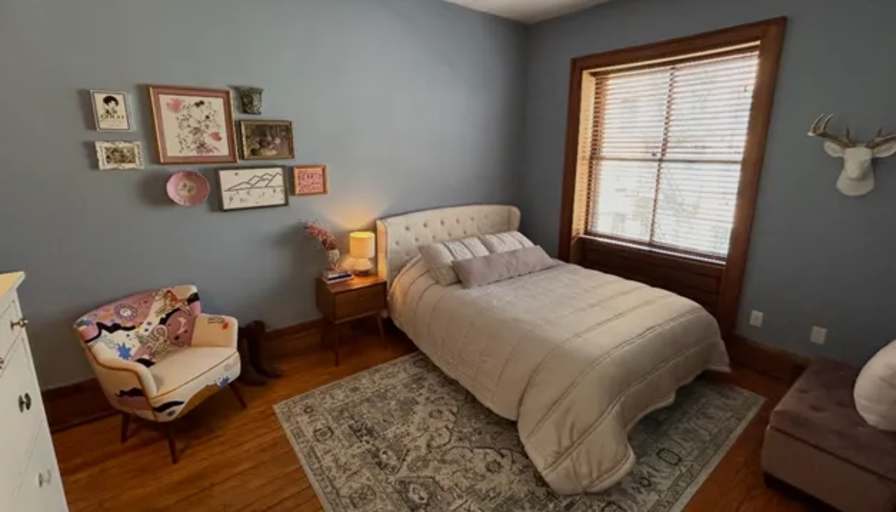Welcome to this bright and well maintained apartment's room