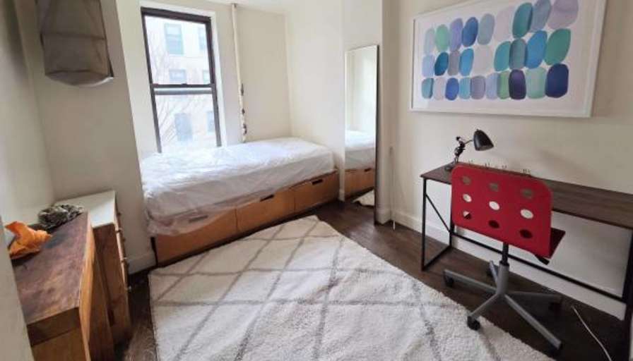 Medium Size Furnished Room Facing the Yard's room
