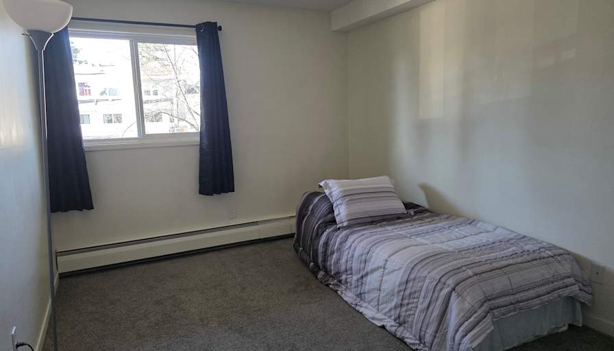 JOHNATAN  OROXKO's room