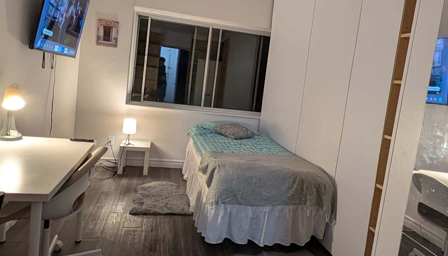 Serdar's room