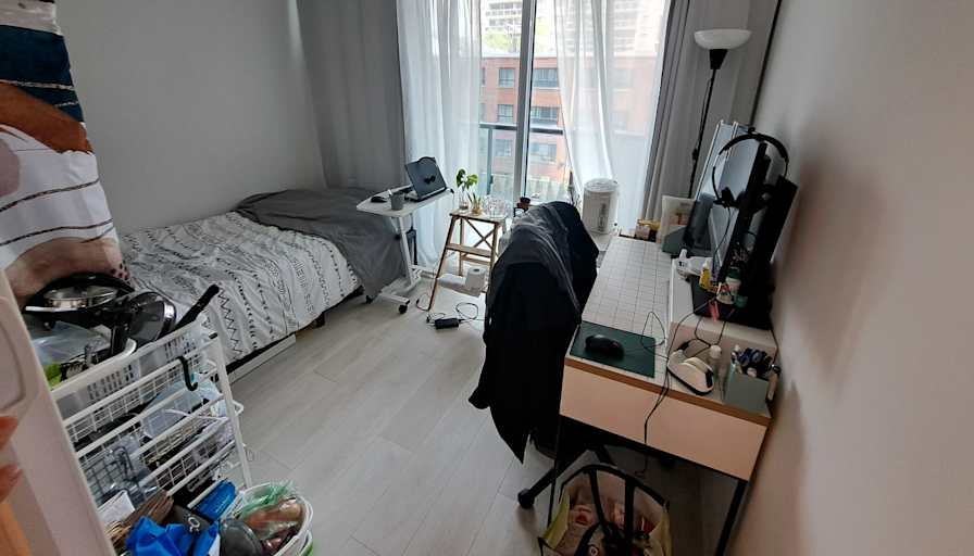 Jun's room