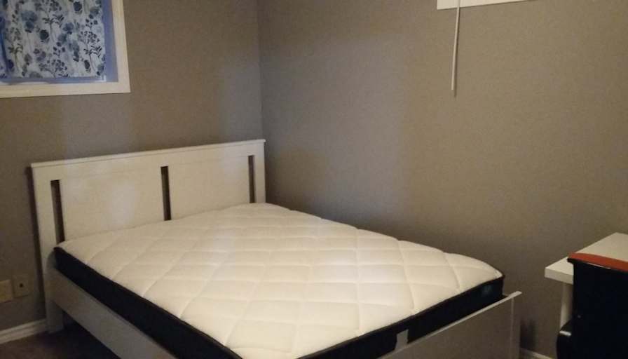 Bwood House's room