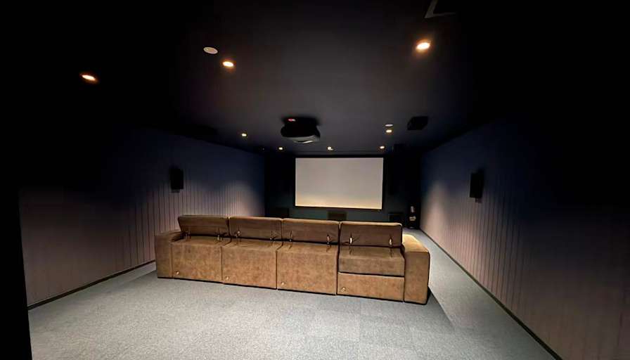 Jingran Hu's room