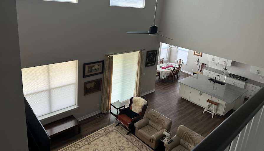 LINDA LEE's room