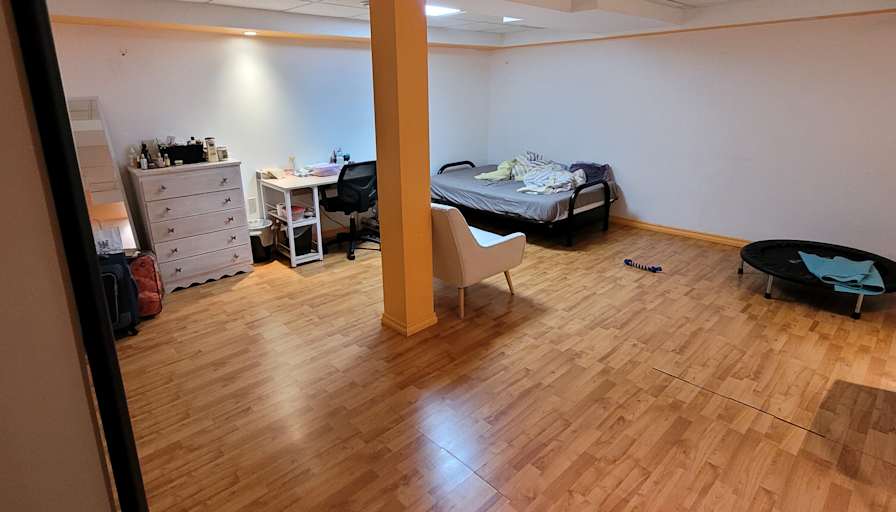 John Frantzis's room