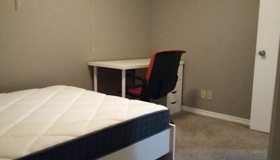 Bwood House's room