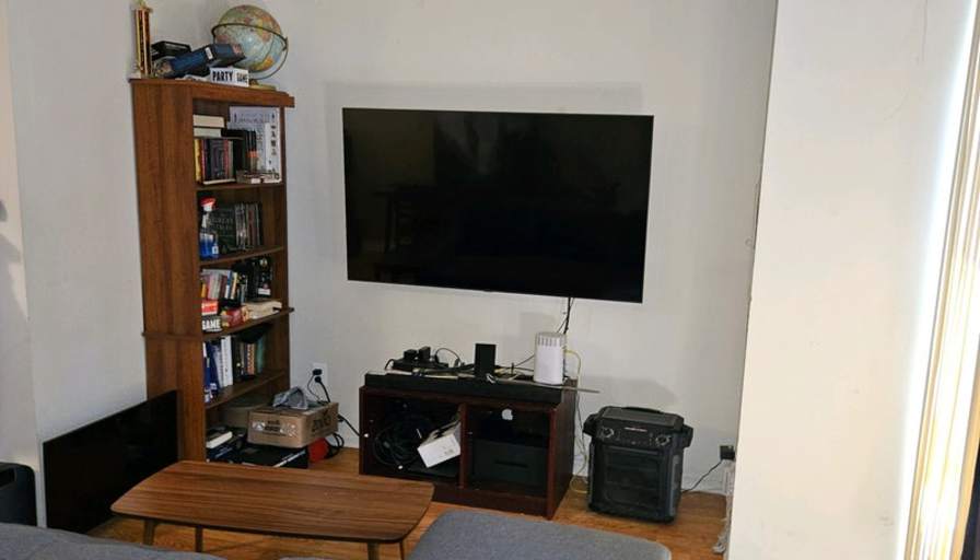 Seeking a Professional Roommate or Couple's room