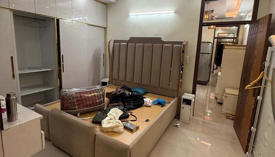 Paras's room