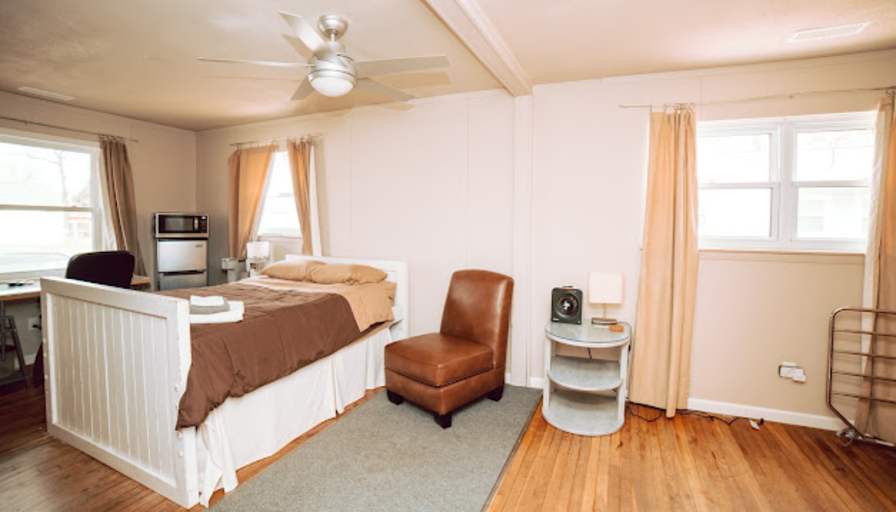 Fully Furnished's room