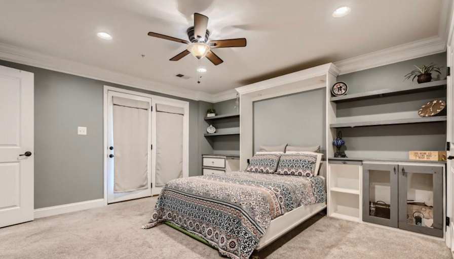 Divine Mission Realty's room