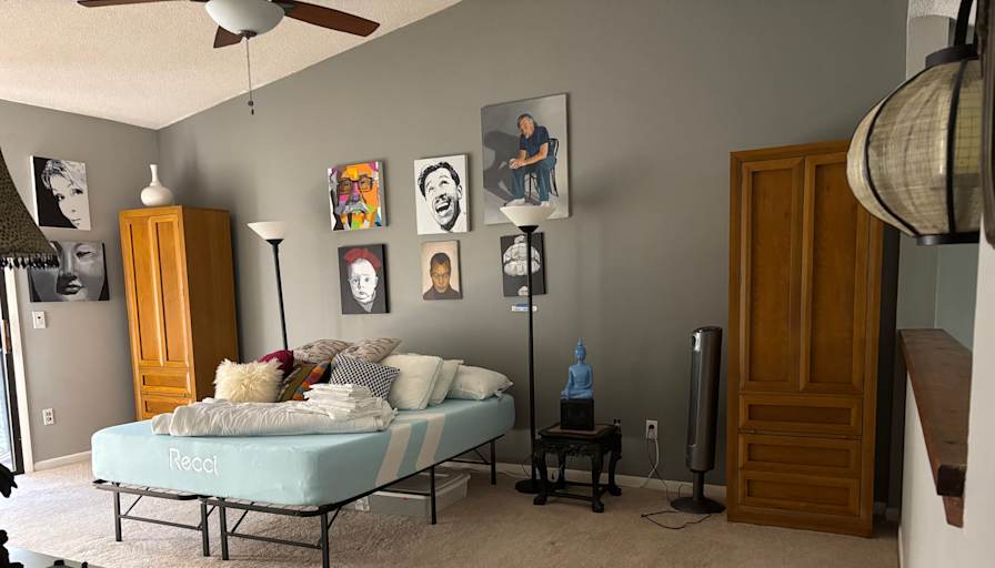 De's room