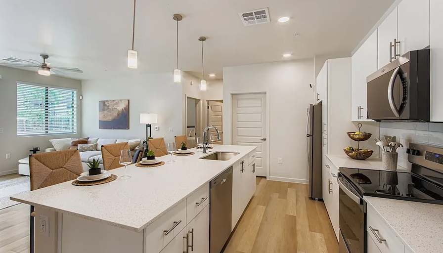 LARGE ROOM FOR RENT's room