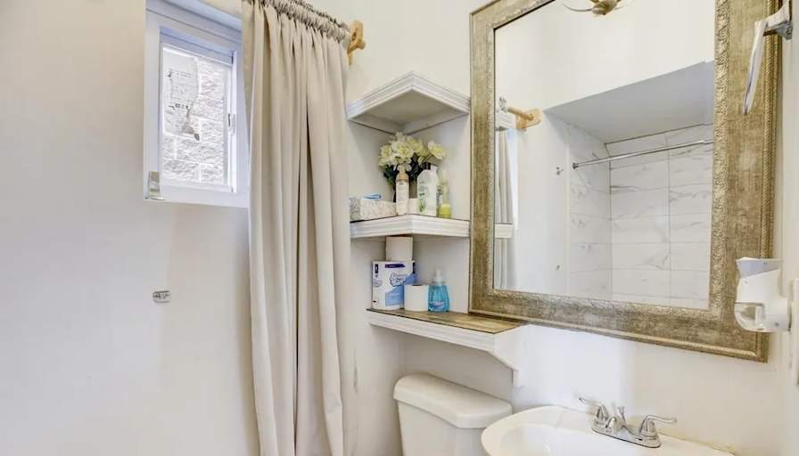 Beautiful clean furnished private room available's room