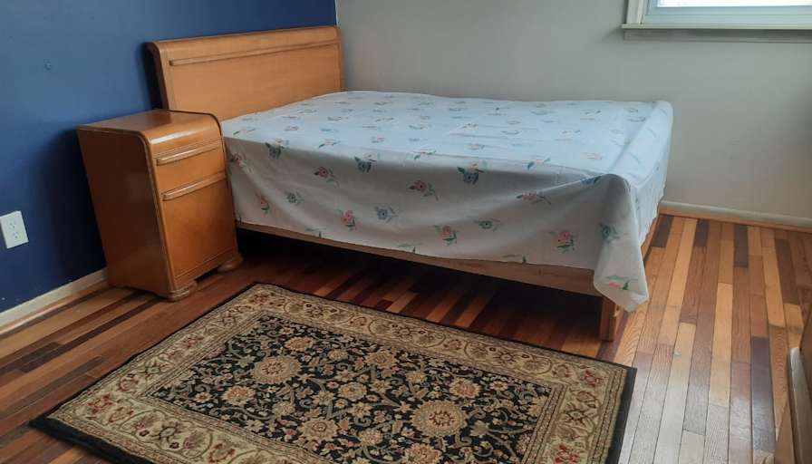 Sarwar Farouqui's room