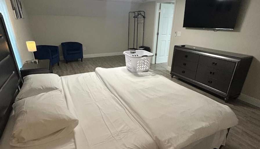 IGE Properties's room