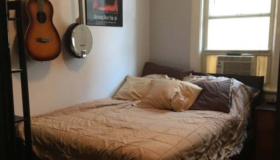 Furnished room heat water wifi included walk to PATH's room