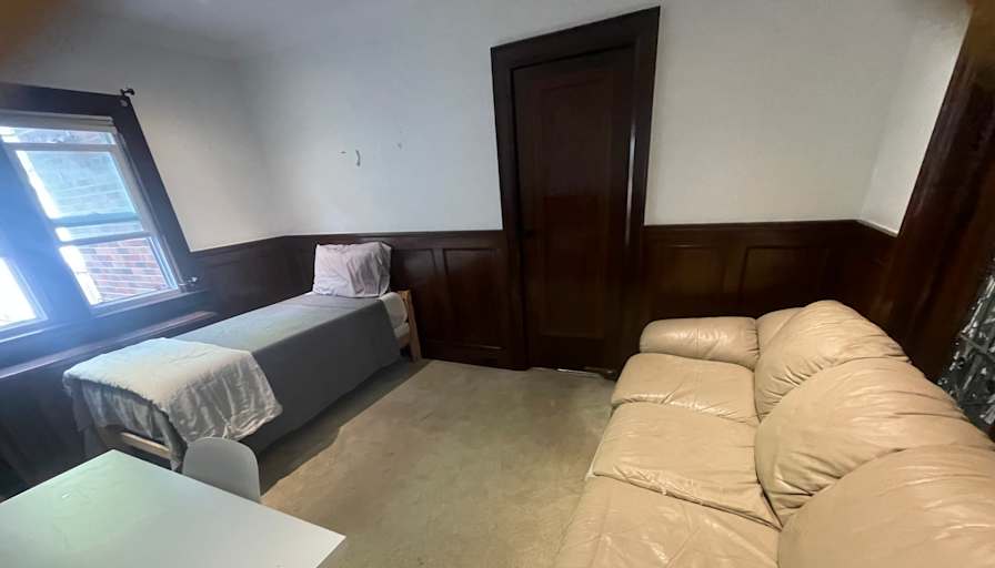 Mahnaz Shahrzad Asr's room
