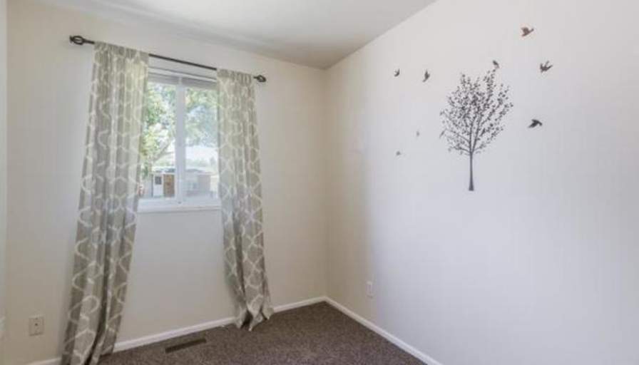 Dustin's room
