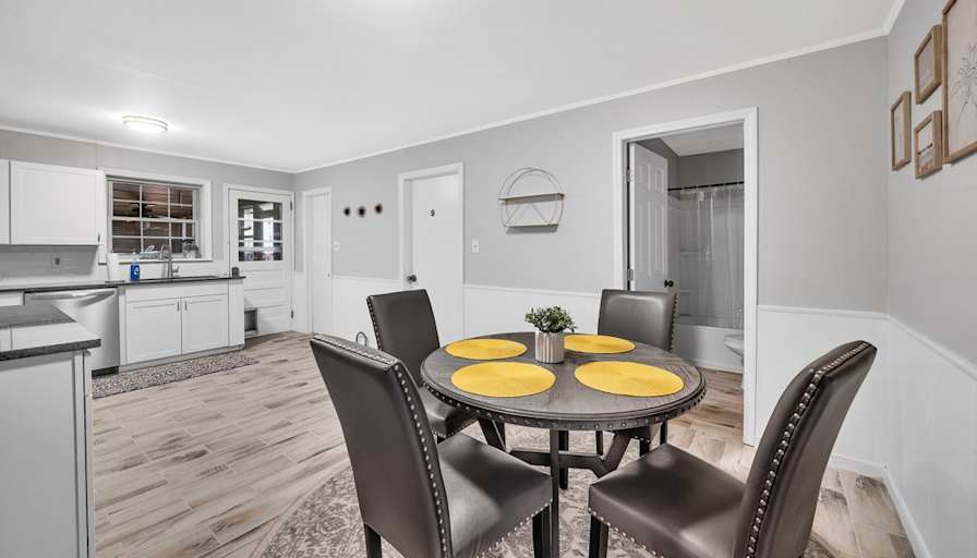 lifedoorrentals's room