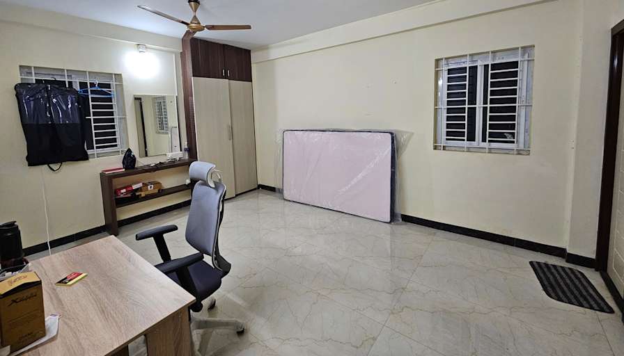 Tamilselvan's room