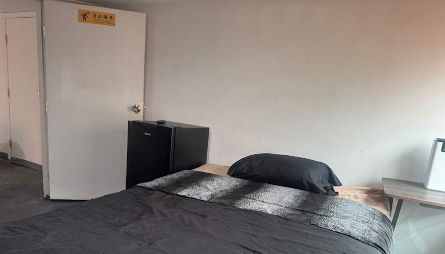 RONNIE's room